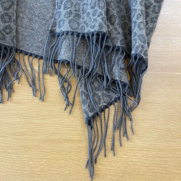 Women's Woolrich One Size Shawl Open Fringe Sweater Animal Print - Picture 2 of 8